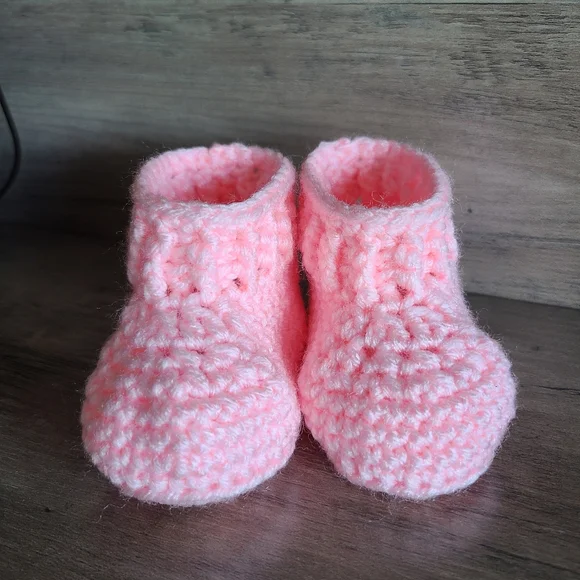 New pink baby booties, Baby shoes, crochet shoes, newborn shoes, girl shoes - Picture 2 of 10